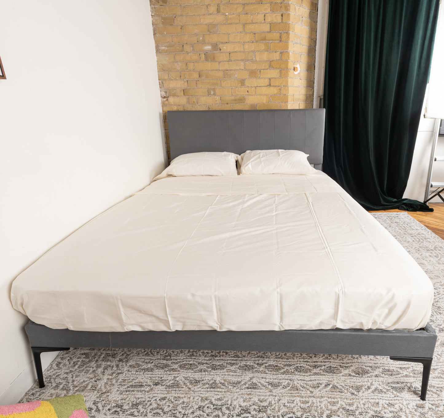 Cadre de lit Queen Size élégant avec lattes en bois