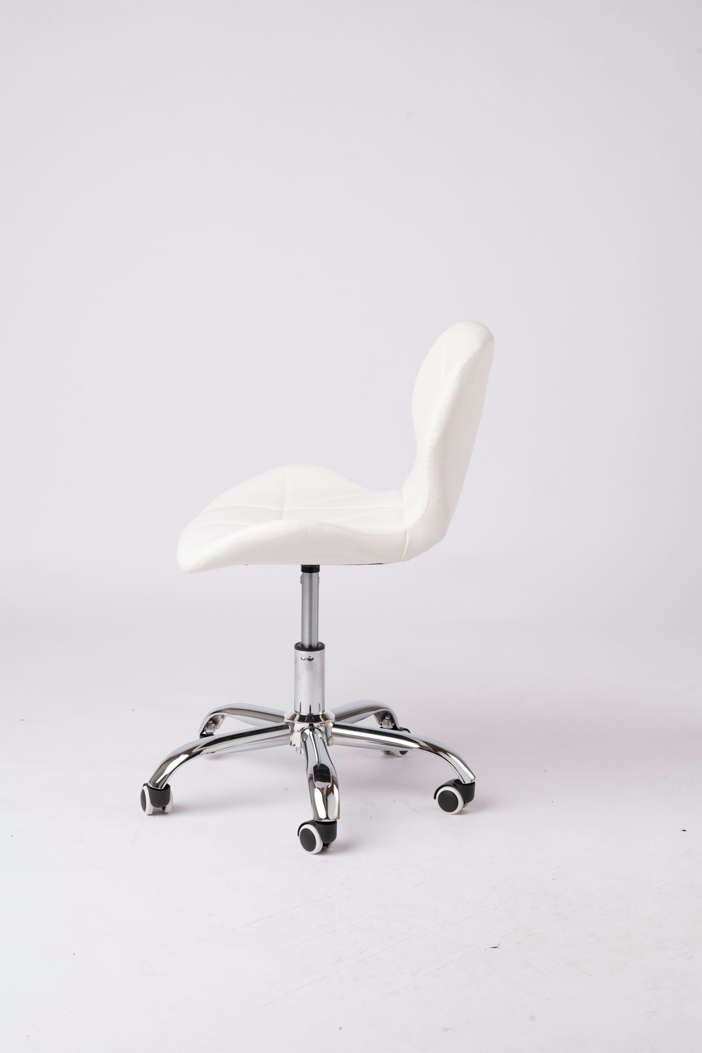 Brand New Ergonomic Leather Chair – Perfect for Office or Waiting Room for All-Day Comfort